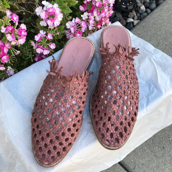 🍀🌸 Free People Mirage Woven Sandals 🌸☘️