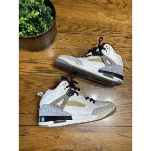 𝅺07 Nike Air Jordan SPIZIKE RETRO WHITE CEMENT COOL GREY BLACK RED YOUTH SZ 4.5