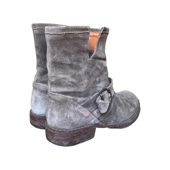 2010s fiorentini and baker grunge castle core gray suede ankle boots with buckle