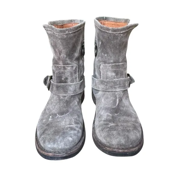 2010s fiorentini and baker grunge castle core gray suede ankle boots with buckle