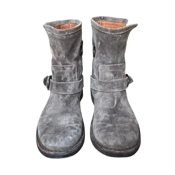 2010s fiorentini and baker grunge castle core gray suede ankle boots with buckle