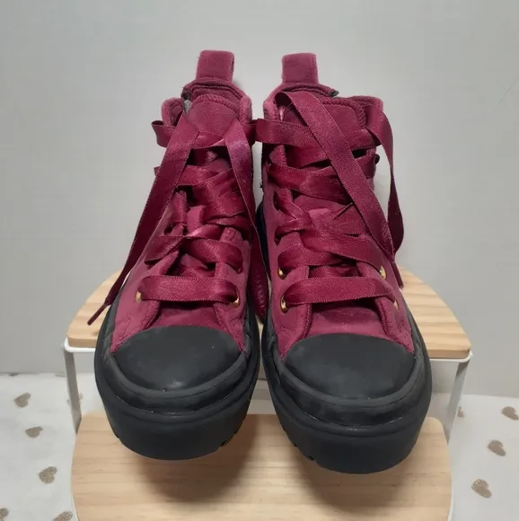🔥3/$70 Converse Girls Hi-Top Sneakers