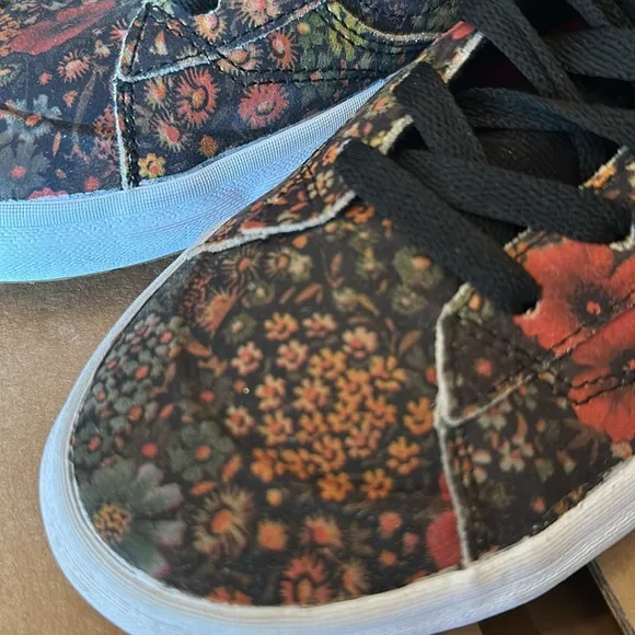 #43❤️ Brand new Vans The Lizzie Flower Black