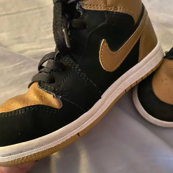 Air Jordan 1 Retro High BG size 10 Child Shoes Black/MetallicGold-White..