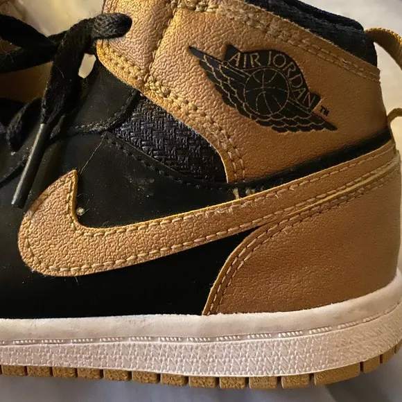 Air Jordan 1 Retro High BG size 10 Child Shoes Black/MetallicGold-White..