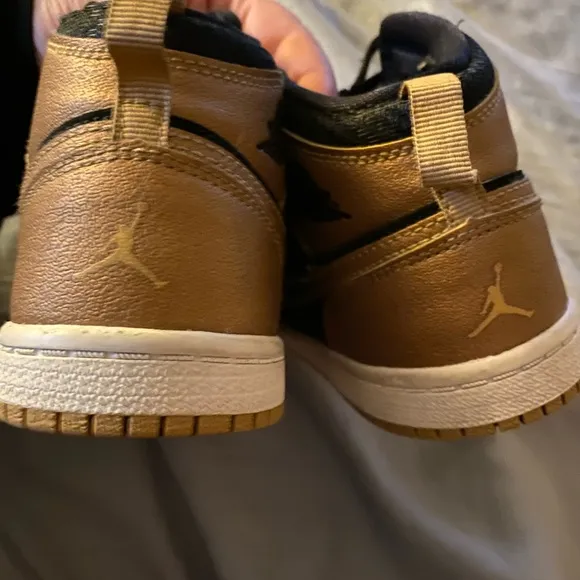 Air Jordan 1 Retro High BG size 10 Child Shoes Black/MetallicGold-White..