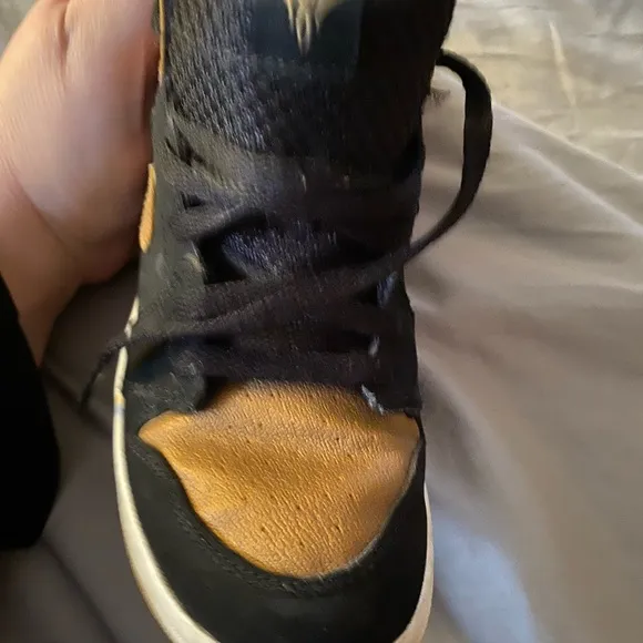 Air Jordan 1 Retro High BG size 10 Child Shoes Black/MetallicGold-White..