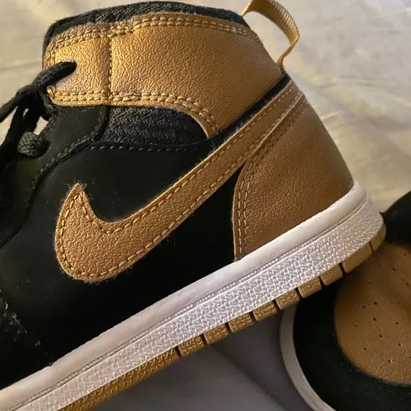 Air Jordan 1 Retro High BG size 10 Child Shoes Black/MetallicGold-White..