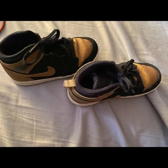 Air Jordan 1 Retro High BG size 10 Child Shoes Black/MetallicGold-White..