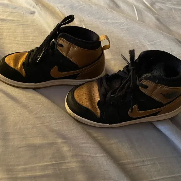 Air Jordan 1 Retro High BG size 10 Child Shoes Black/MetallicGold-White..