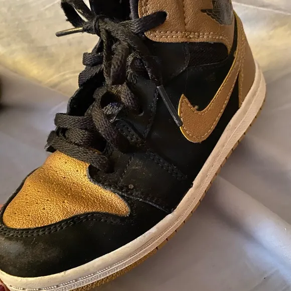 Air Jordan 1 Retro High BG size 10 Child Shoes Black/MetallicGold-White..