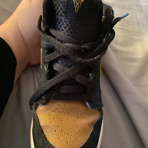 Air Jordan 1 Retro High BG size 10 Child Shoes Black/MetallicGold-White..