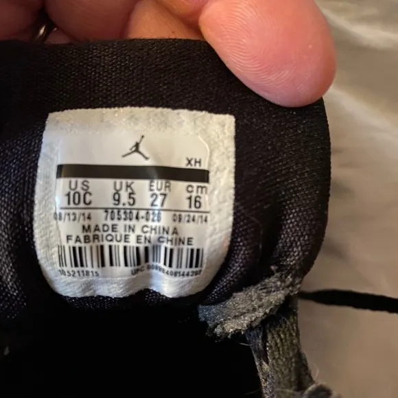 Air Jordan 1 Retro High BG size 10 Child Shoes Black/MetallicGold-White..