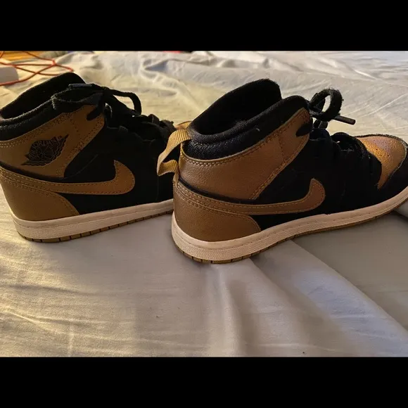 Air Jordan 1 Retro High BG size 10 Child Shoes Black/MetallicGold-White..