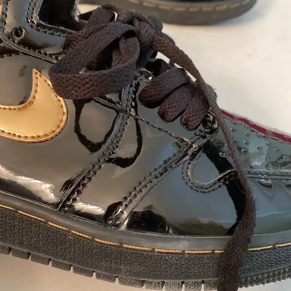 Air Jordan 1 Retro High Black Metallic Gold shoes