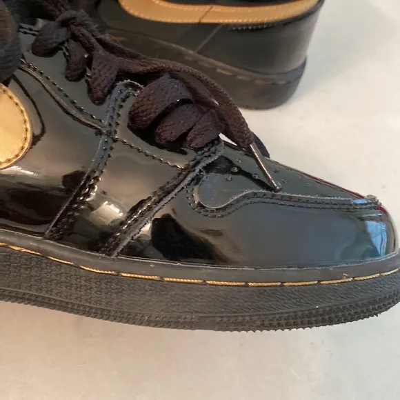Air Jordan 1 Retro High Black Metallic Gold shoes