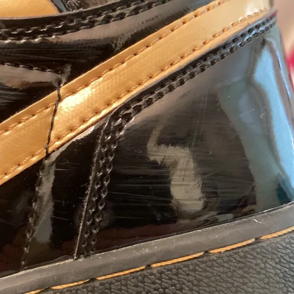 Air Jordan 1 Retro High Black Metallic Gold shoes