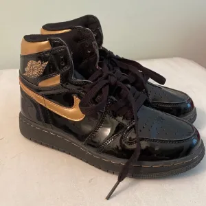 Air Jordan 1 Retro High Black Metallic Gold shoes