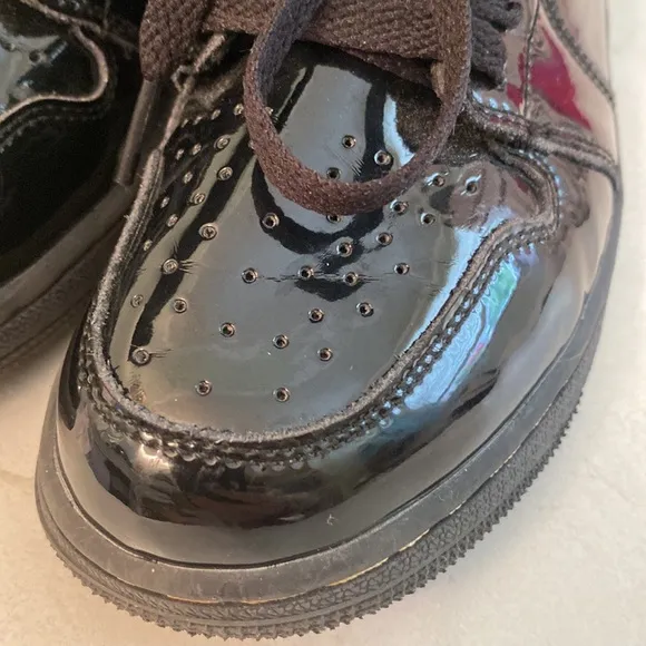 Air Jordan 1 Retro High Black Metallic Gold shoes
