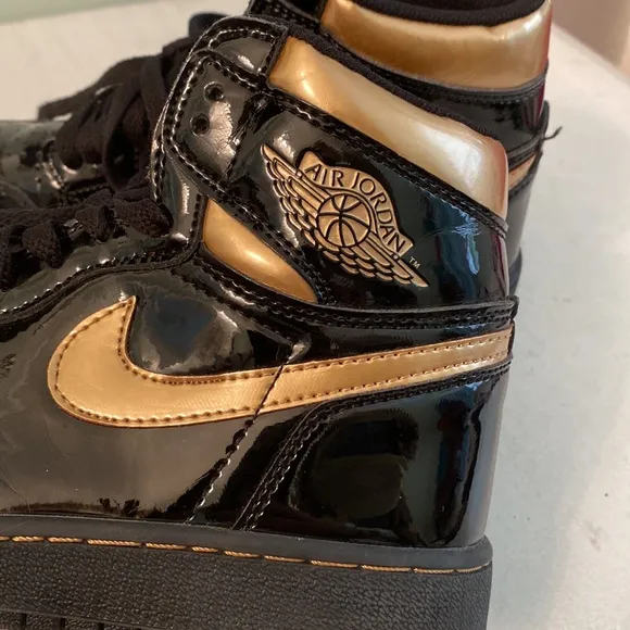 Air Jordan 1 Retro High Black Metallic Gold shoes