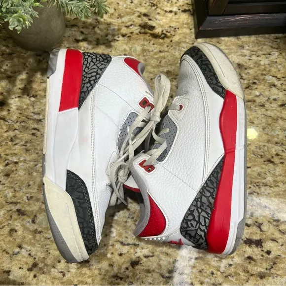 Air Jordan 3 Retro Fire Red 2022 Sneakers 2.5Y