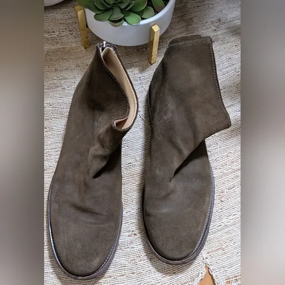 APC • Men's Suede Boots in Chocolate Brown 🍫