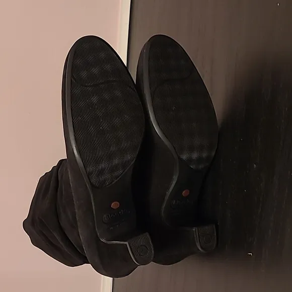 BLONDO black suede boots