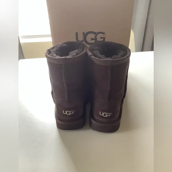 Brand New kids Classic Ugg size 7