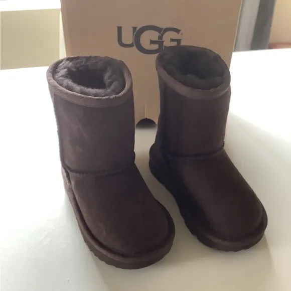 Brand New kids Classic Ugg size 7