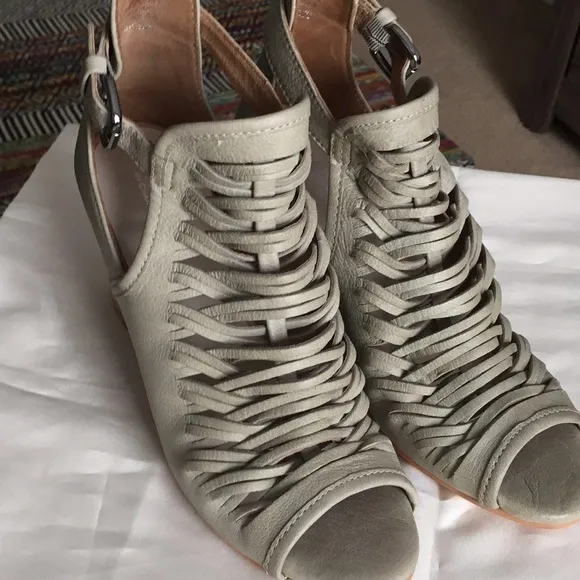 Charles by Charles David Sandals Soft Leather Weave Grey Size 7.5