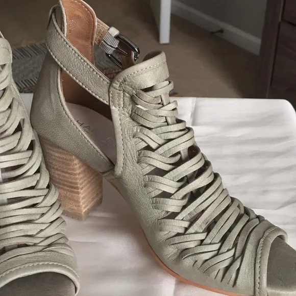 Charles by Charles David Sandals Soft Leather Weave Grey Size 7.5