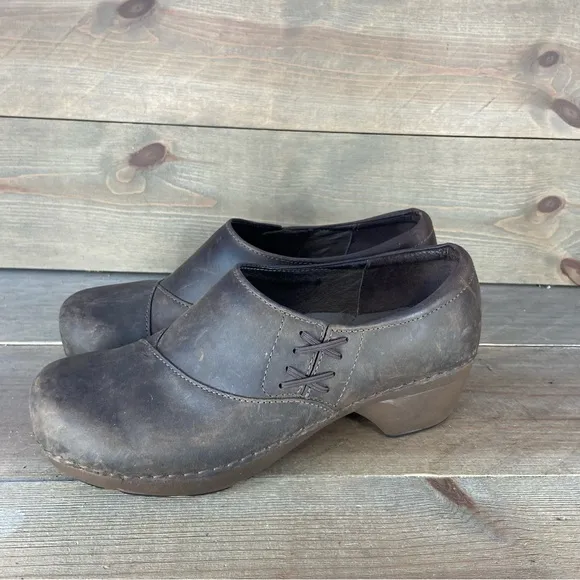 Dansko Stacie Womens size 39 shoes brown leather slip on wedge clogs