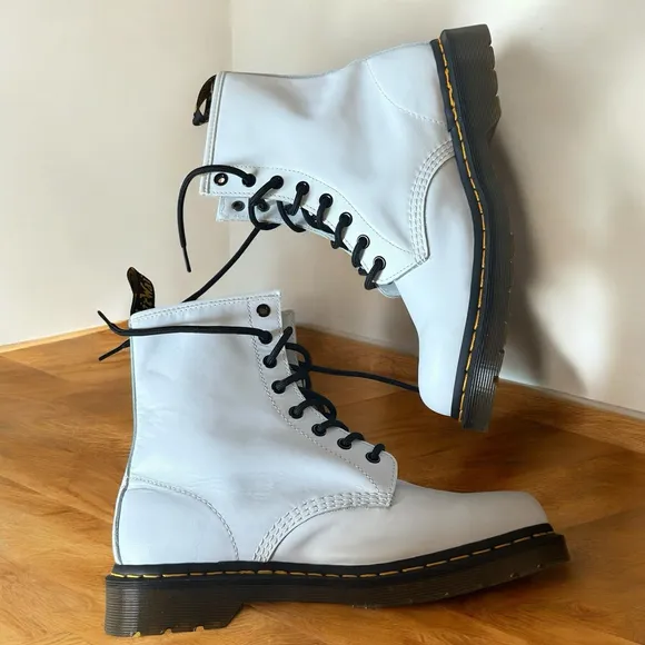 Dr Doc Martens Boots Women’s Size 10 Pascal 1460 White Leather Classic Punk Moto