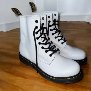 Dr Doc Martens Boots Women’s Size 10 Pascal 1460 White Leather Classic Punk Moto