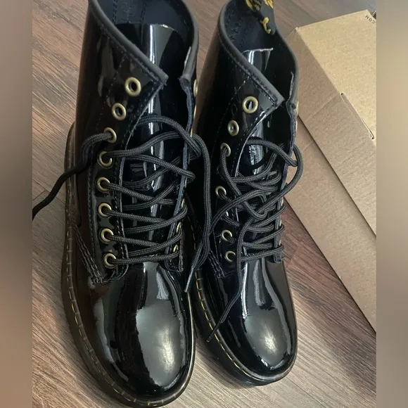 Dr.‎ Martens 1460 Classic Patent Leather Combat Boots