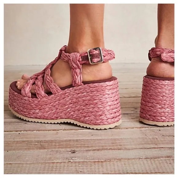 Free People NWOT raspberry raffia rendezvous platforms