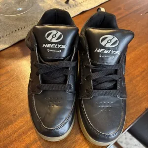 Heelys Skate Shoes Light Up Youth Size 5 US Premium 1 lo Triple Black