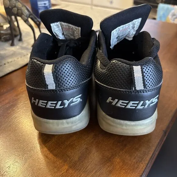 Heelys Skate Shoes Light Up Youth Size 5 US Premium 1 lo Triple Black