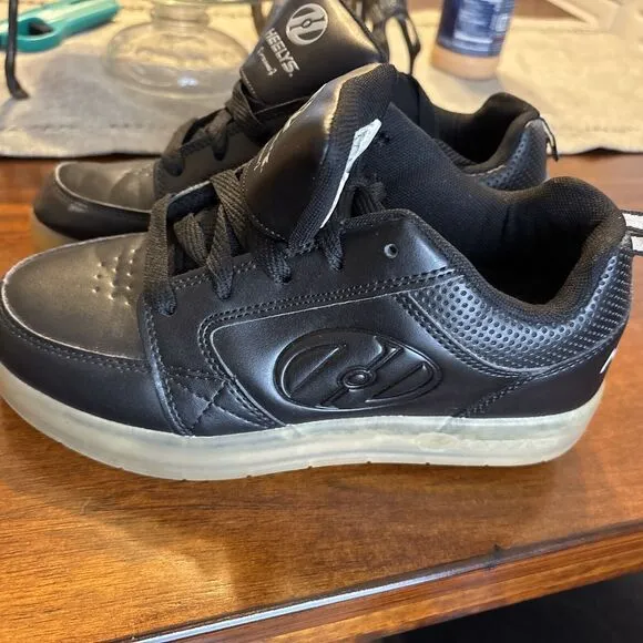 Heelys Skate Shoes Light Up Youth Size 5 US Premium 1 lo Triple Black