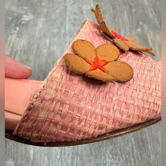 Isaac Mizrahi Floral Appliqué Spring Wicker Weave Pink Peach Sandals Size 6