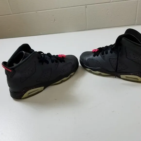 Jordan 6 Retro Shoes Size 6.5 / Girl's Youth