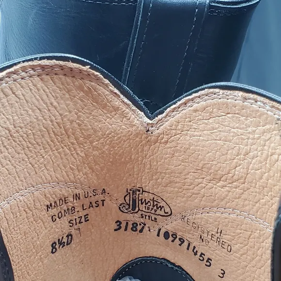 Justin 3187 roper boot with bullhide foot and a roper toe toe size 8.5 D