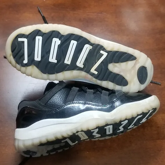 KID'S AIR JORDAN 11 RETRO LOW BASKETBALL SHOES SZ.2Y #505836-001