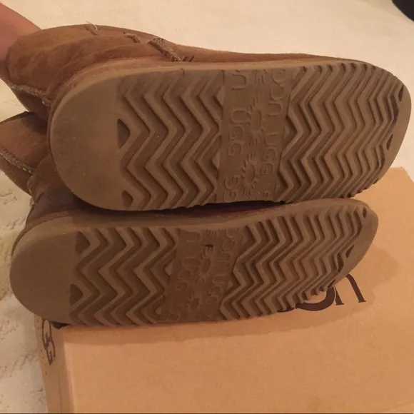 Kids chestnut authentic ugg boots size 6