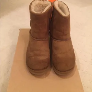 Kids chestnut authentic ugg boots size 6