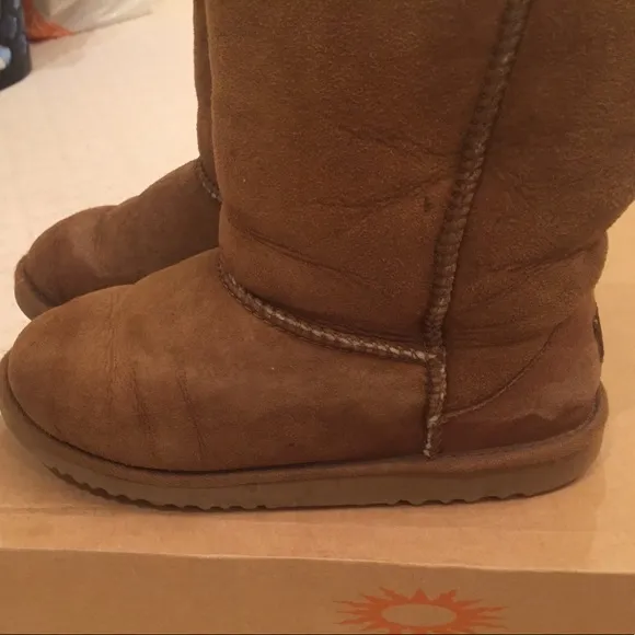 Kids chestnut authentic ugg boots size 6