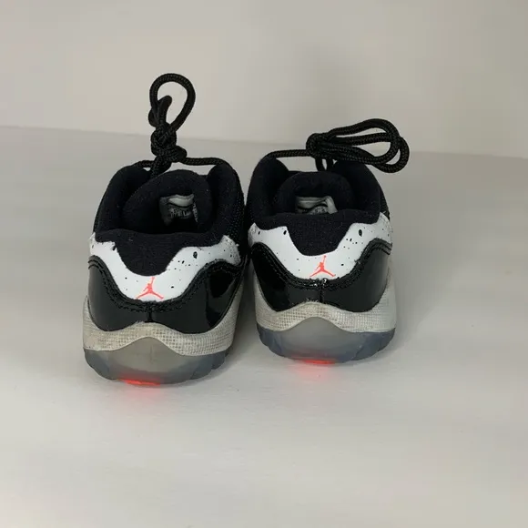 Kids Jordan 11 retro low size 6C