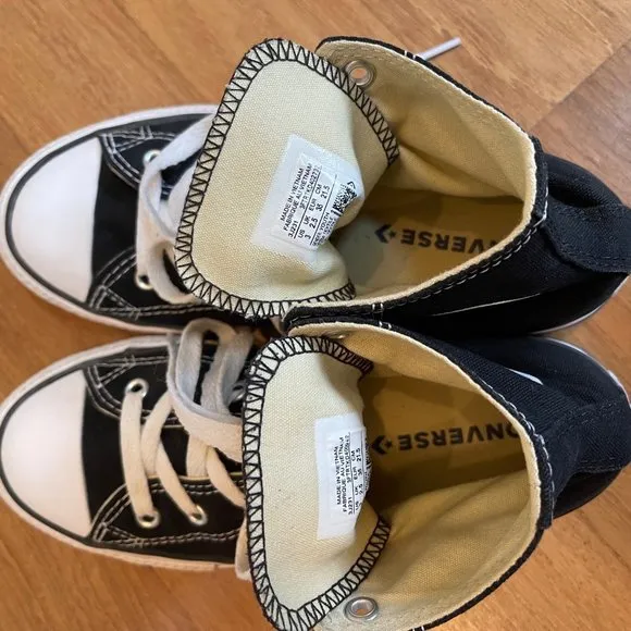Like new Converse Chuck Taylor All Star High Top Youth Size 3 athletic shoes