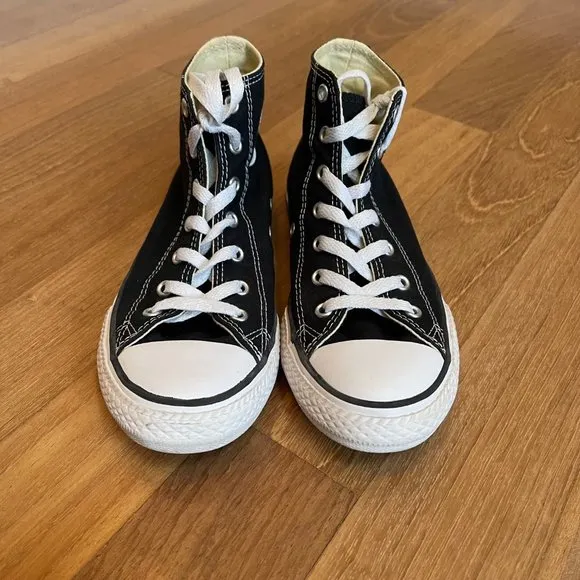 Like new Converse Chuck Taylor All Star High Top Youth Size 3 athletic shoes