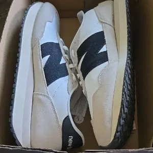New Balance Men's White and Black Sneakers